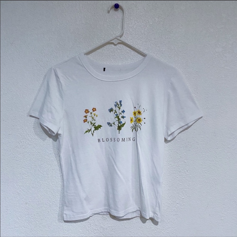 White floral graphic t-shirt